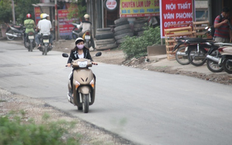 Trải nhựa con đường "đau khổ" nhất Thủ đô, người dân vui như hội